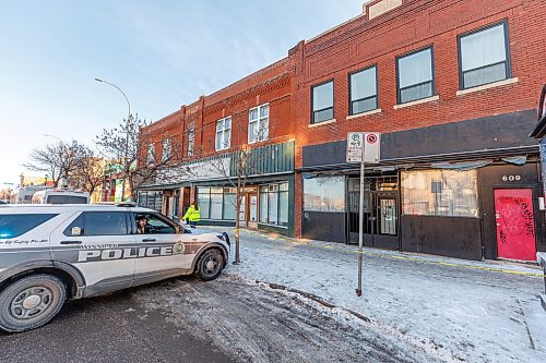 MIKE DEAL / WINNIPEG FREE PRESS
WFPS and WPS units on the scene of a fire in a commercial/residential building in the 600 block of Main Street Wednesday morning. 
231213 - Wednesday, December 13, 2023.