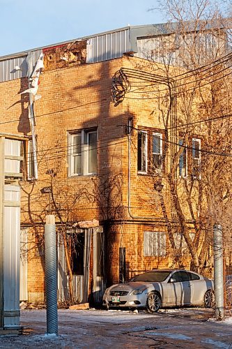 MIKE DEAL / WINNIPEG FREE PRESS
WFPS and WPS units on the scene of a fire in a commercial/residential building in the 600 block of Main Street Wednesday morning. 
231213 - Wednesday, December 13, 2023.