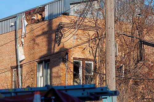 MIKE DEAL / WINNIPEG FREE PRESS
WFPS and WPS units on the scene of a fire in a commercial/residential building in the 600 block of Main Street Wednesday morning. 
231213 - Wednesday, December 13, 2023.