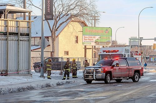 MIKE DEAL / WINNIPEG FREE PRESS
WFPS and WPS units on the scene of a fire in a commercial/residential building in the 600 block of Main Street Wednesday morning. 
231213 - Wednesday, December 13, 2023.