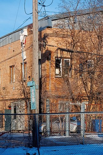 MIKE DEAL / WINNIPEG FREE PRESS
WFPS and WPS units on the scene of a fire in a commercial/residential building in the 600 block of Main Street Wednesday morning. 
231213 - Wednesday, December 13, 2023.