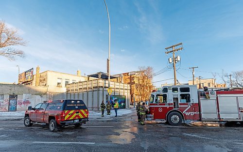 MIKE DEAL / WINNIPEG FREE PRESS
WFPS and WPS units on the scene of a fire in a commercial/residential building in the 600 block of Main Street Wednesday morning. 
231213 - Wednesday, December 13, 2023.