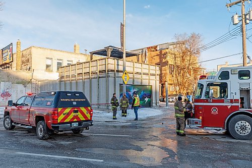 MIKE DEAL / WINNIPEG FREE PRESS
WFPS and WPS units on the scene of a fire in a commercial/residential building in the 600 block of Main Street Wednesday morning. 
231213 - Wednesday, December 13, 2023.