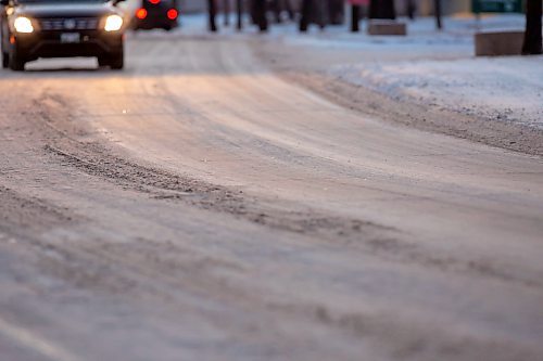 BROOK JONES / WINNIPEG FREE PRESS
An eastbound stretch of Island Shore Boulevard in Winnipeg, Man., is icy and slipper on the afternoon of Wednesday, Dec. 13, 2023.