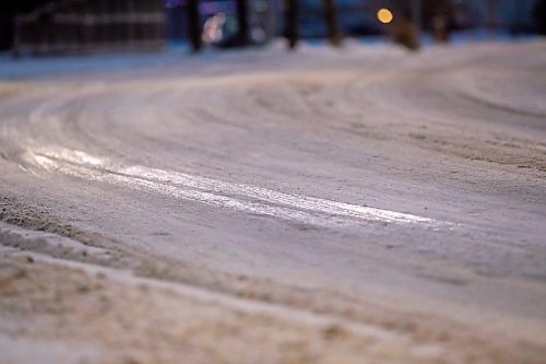 BROOK JONES / WINNIPEG FREE PRESS
An eastbound stretch of De La Seigneurie Boulevard in Winnipeg, Man., is icy and slipper on the evening of Wednesday, Dec. 13, 2023. Pictured: Skids marks on the snow and rice from a vehicle.