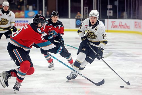 13122023
Brett Hyland #74 of the Brandon Wheat Kings plays the puck past Marek Rocak #8 of the Kelowna Rockets during WHL action at Westoba Place on Wednesday evening.   (Tim Smith/The Brandon Sun)