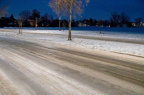 BROOK JONES / WINNIPEG FREE PRESS
An stretch of De La Seigneurie Boulevard between Dockside Way and Island Shore Boulevard in Winnipeg, Man., is icy and slipper on the evening of Wednesday, Dec. 13, 2023.
