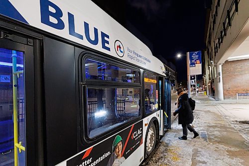 MIKE DEAL / WINNIPEG FREE PRESS
Winnipeg Free Press reporter, Maggie Macintosh, gets on the Blue Line rapid transit bus at the beginning of its route by the UofW around 7:30am.
See Maggie Macintosh story
231213 - Wednesday, December 13, 2023.