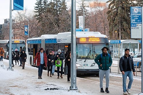 MIKE DEAL / WINNIPEG FREE PRESS
Students disembark the Blue Line rapid transit bus at the UofM Fort Garry Campus.
See Maggie Macintosh story
231213 - Wednesday, December 13, 2023.