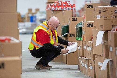 BROOK JONES / WINNIPEG FREE PRESS
Terry Sharman volunteers as a Christmas hamper checker at the Christmas Cheer Board at 895 Century St., in Winnipeg, Man., Friday, Dec. 15, 2023.
