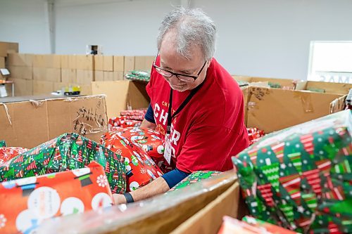 BROOK JONES / WINNIPEG FREE PRESS
Steve Lavergne organizes Christmas presents for children while volunteering at the Christmas Cheer Boad in Winnipeg, Man., Friday, Dec. 15, 2023. The Christmas Cheer Board was established in Winnipeg in 1919.