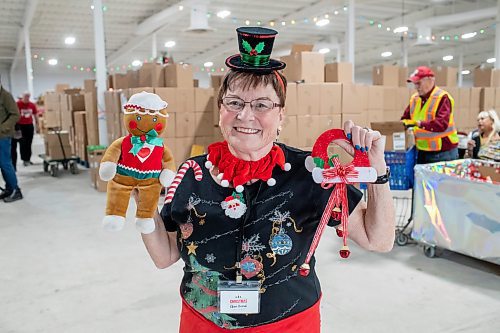 BROOK JONES / WINNIPEG FREE PRESS
Darlene McDonald, 69, shows her enthusiams for the Christmas season while volunteering as a welcome greeter at the Christmas Cheer Boad in Winnipeg, Man., Friday, Dec. 15, 2023. The Christmas Cheer Board was established in Winnipeg in 1919.