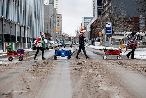 JOHN WOODS / WINNIPEG FREE PRESS
Volunteers with Urban Wagons hand out Christmas goodies and gifts to people on Graham Avenue in Winnipeg Sunday, December 17, 2023. 

Reporter: gabby