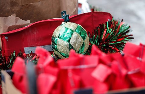 JOHN WOODS / WINNIPEG FREE PRESS
Volunteers with Urban Wagons get their wagons ready before they head out to hand out Christmas goodies and gifts to people on Graham Avenue in Winnipeg Sunday, December 17, 2023. 

Reporter: gabby