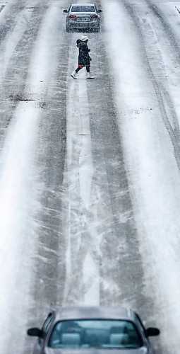 JOHN WOODS / WINNIPEG FREE PRESS
A person crosses Portage Avenue during a snowfall in Winnipeg Sunday, December 17, 2023. 

Reporter: standup