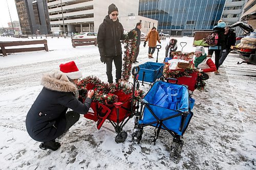 JOHN WOODS / WINNIPEG FREE PRESS
Volunteers with Urban Wagons get their wagons ready before they head out to hand out Christmas goodies and gifts to people on Graham Avenue in Winnipeg Sunday, December 17, 2023. 

Reporter: gabby