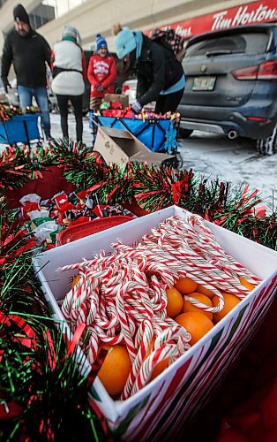 JOHN WOODS / WINNIPEG FREE PRESS
Volunteers with Urban Wagons hand out Christmas goodies and gifts to people on Graham Avenue in Winnipeg Sunday, December 17, 2023. 

Reporter: gabby