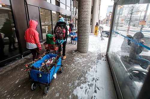 JOHN WOODS / WINNIPEG FREE PRESS
Volunteers with Urban Wagons hand out Christmas goodies and gifts to people on Graham Avenue in Winnipeg Sunday, December 17, 2023. 

Reporter: gabby