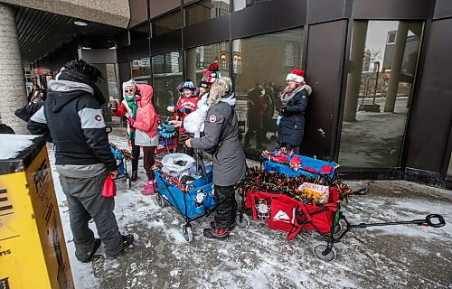 JOHN WOODS / WINNIPEG FREE PRESS
Volunteers with Urban Wagons hand out Christmas goodies and gifts to people on Graham Avenue in Winnipeg Sunday, December 17, 2023. 

Reporter: gabby