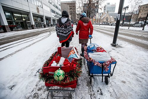 JOHN WOODS / WINNIPEG FREE PRESS
Volunteers with Urban Wagons hand out Christmas goodies and gifts to people on Graham Avenue in Winnipeg Sunday, December 17, 2023. 

Reporter: gabby