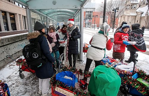 JOHN WOODS / WINNIPEG FREE PRESS
Volunteers with Urban Wagons hand out Christmas goodies and gifts to people on Graham Avenue in Winnipeg Sunday, December 17, 2023. 

Reporter: gabby