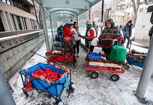 JOHN WOODS / WINNIPEG FREE PRESS
Volunteers with Urban Wagons hand out Christmas goodies and gifts to people on Graham Avenue in Winnipeg Sunday, December 17, 2023. 

Reporter: gabby