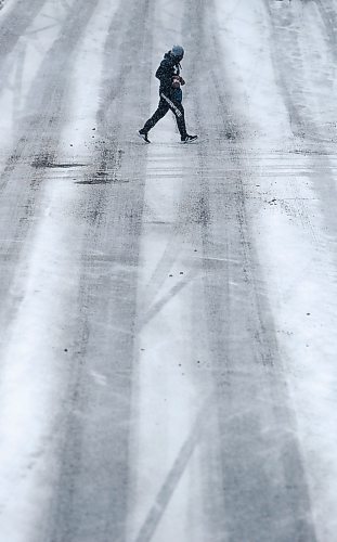 JOHN WOODS / WINNIPEG FREE PRESS
A person crosses Portage Avenue during a snowfall in Winnipeg Sunday, December 17, 2023. 

Reporter: standup