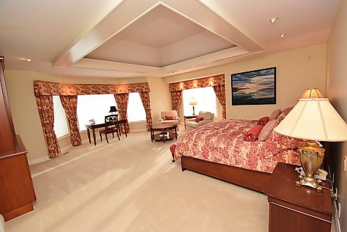 Todd Lewys / Winnipeg Free Press
The massive bedroom &#x2014; which revolves around a gorgeous, coffered ceiling &#x2014; is a spacious, light-filled retreat.