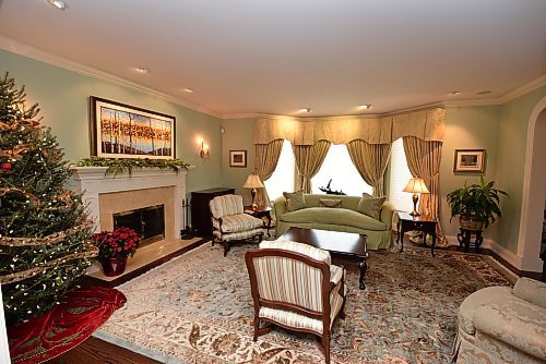 Todd Lewys / Winnipeg Free Press
The family room is an inviting, cosy space that’s perfect for visiting with guests after dinner.