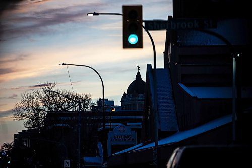 MIKAELA MACKENZIE / WINNIPEG FREE PRESS
	
The Golden Boy is seen through the windshield on Wab Kinew&#x573; way to the legislative building on Friday, Dec. 15, 2023. For Maggie story.
Winnipeg Free Press 2023