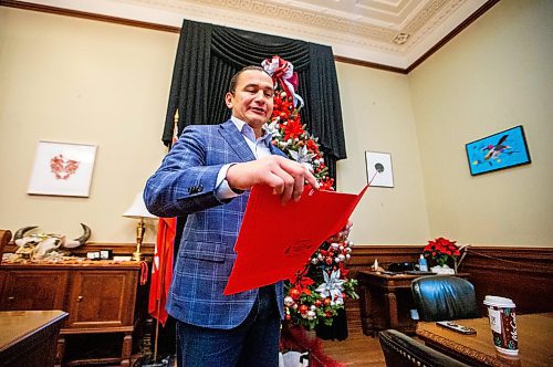 MIKAELA MACKENZIE / WINNIPEG FREE PRESS
	
Wab Kinew flips through the &#x4b2;ush/urgent&#x4e0;folder first thing at his office on Friday, Dec. 15, 2023. For Maggie story.
Winnipeg Free Press 2023