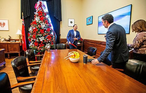 MIKAELA MACKENZIE / WINNIPEG FREE PRESS
	
Wab Kinew takes his first meeting with chiefs of staff at his office on Friday, Dec. 15, 2023. For Maggie story.
Winnipeg Free Press 2023