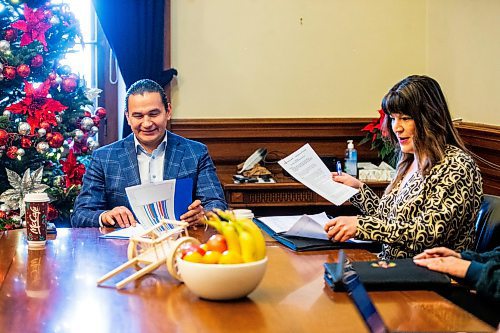 MIKAELA MACKENZIE / WINNIPEG FREE PRESS
	
Wab Kinew has a meeting with Housing Minister Bernadette Smith at his office on Friday, Dec. 15, 2023. For Maggie story.
Winnipeg Free Press 2023