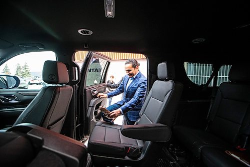 MIKAELA MACKENZIE / WINNIPEG FREE PRESS
	
Wab Kinew gets back into the car after doing a tour of the Canada Goose factory on Friday, Dec. 15, 2023. For Maggie story.
Winnipeg Free Press 2023