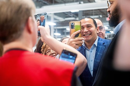 MIKAELA MACKENZIE / WINNIPEG FREE PRESS
	
Wab Kinew takes selfies with employees during a tour of the Canada Goose factory on Friday, Dec. 15, 2023. For Maggie story.
Winnipeg Free Press 2023