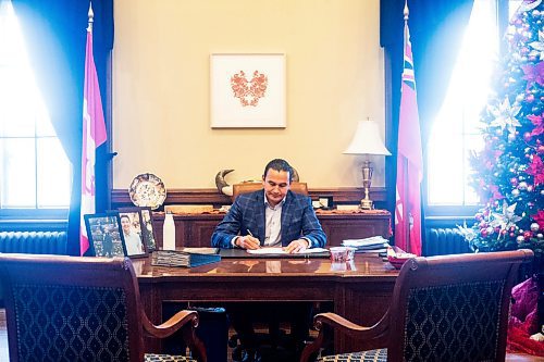 MIKAELA MACKENZIE / WINNIPEG FREE PRESS
	
Wab Kinew signs urgent papers in his office on Friday, Dec. 15, 2023. For Maggie story.
Winnipeg Free Press 2023