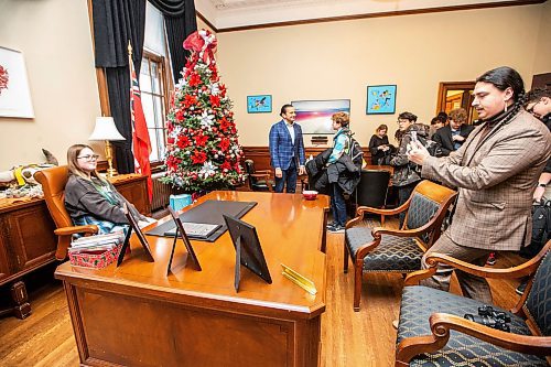 MIKAELA MACKENZIE / WINNIPEG FREE PRESS
	
Students get to try out the premier&#x573; desk and chat with Wab Kinew in his office on Friday, Dec. 15, 2023. For Maggie story.
Winnipeg Free Press 2023