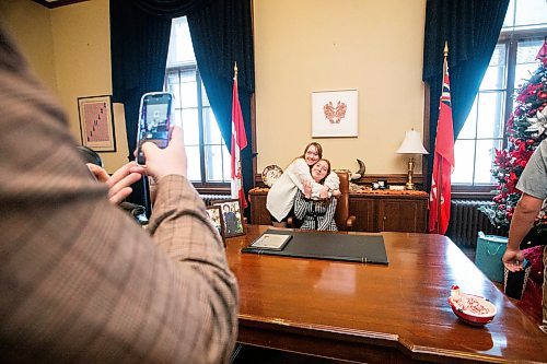 MIKAELA MACKENZIE / WINNIPEG FREE PRESS
	
Grade nine students Lola King and Madelin Milbrandt get a photo behind the premier&#x573; desk on Friday, Dec. 15, 2023. For Maggie story.
Winnipeg Free Press 2023