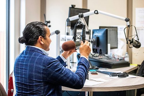 MIKAELA MACKENZIE / WINNIPEG FREE PRESS
	
Wab Kinew adjusts the mic before recording a radio advertisement on Friday, Dec. 15, 2023. For Maggie story.
Winnipeg Free Press 2023