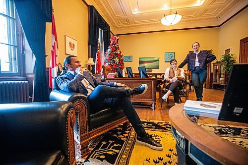 MIKAELA MACKENZIE / WINNIPEG FREE PRESS
	
Wab Kinew gathers staff for a holiday gift get-together in his office on Friday, Dec. 15, 2023. For Maggie story.
Winnipeg Free Press 2023