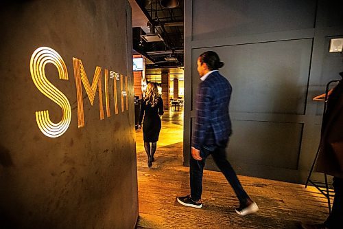 MIKAELA MACKENZIE / WINNIPEG FREE PRESS
	
Wab Kinew walks into Smith restaurant for his last meeting of the day on Friday, Dec. 15, 2023. For Maggie story.
Winnipeg Free Press 2023