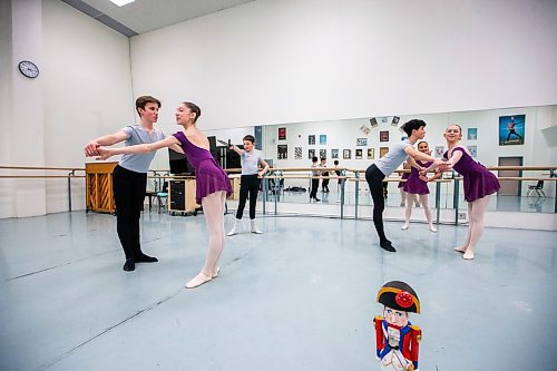 MIKAELA MACKENZIE / WINNIPEG FREE PRESS
	
Nya Chapman, Ania Mackenzie, Deklyn Lemoine, Kaya Jackson, Nathaniel Williams, and Tamati Graham at the Royal Winnipeg Ballet on Thursday, Dec. 14, 2023. For Holly story.
Winnipeg Free Press 2023