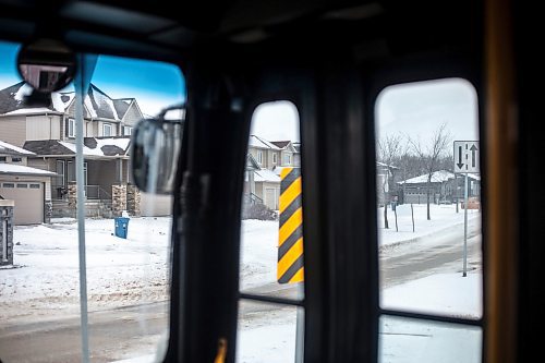 MIKAELA MACKENZIE / WINNIPEG FREE PRESS
	
The view of their neighbourhood from the window on the bus back home from Mosaic's English language class on Monday, Dec. 11, 2023. For Malak story.
Winnipeg Free Press 2023