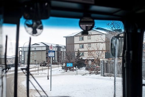 MIKAELA MACKENZIE / WINNIPEG FREE PRESS
	
The view of their neighbourhood from the window on the bus back home from Mosaic's English language class on Monday, Dec. 11, 2023. For Malak story.
Winnipeg Free Press 2023