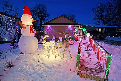 18122023
Jeff and Tara Carey's brightly decorated home along the 2700 block of Princess Avenue on Monday evening.
(Tim Smith/The Brandon Sun)