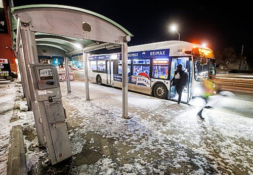 JOHN WOODS / WINNIPEG FREE PRESS
A bus stops at a stop on Portage Avenue at Burnell in Winnipeg Monday, December  18, 2023. 

Reporter: ?