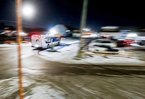 JOHN WOODS / WINNIPEG FREE PRESS
A 71 leaves a stop on Burnell at Portage Avenue in Winnipeg Monday, December  18, 2023. 

Reporter: ?