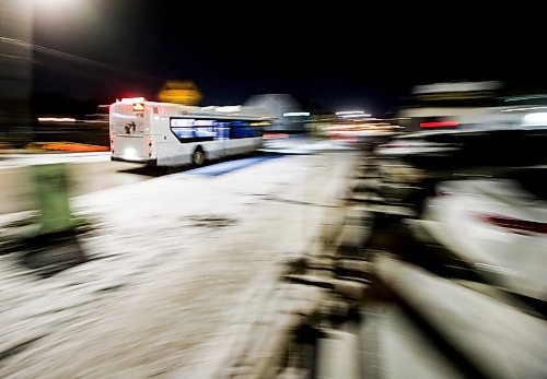 JOHN WOODS / WINNIPEG FREE PRESS
A 71 leaves a stop on Burnell at Portage Avenue in Winnipeg Monday, December  18, 2023. 

Reporter: ?