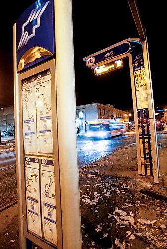 JOHN WOODS / WINNIPEG FREE PRESS
A bus and signage on Graham Avenue in Winnipeg Monday, December  18, 2023. 

Reporter: ?