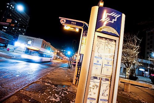 JOHN WOODS / WINNIPEG FREE PRESS
A bus and signage on Graham Avenue in Winnipeg Monday, December  18, 2023. 

Reporter: ?